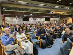 Kokousyleisöä Nairobissa YK-salissa